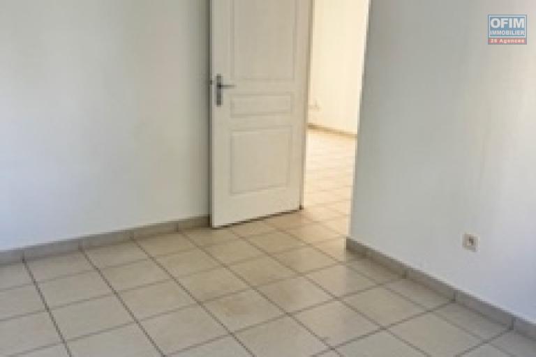 A vendre charmante villa jumelée sur la résidence LES JARDINS DES HIRONDELLES de type F4 sur deux niveaux à Sainte Clotilde La Bretagne.
