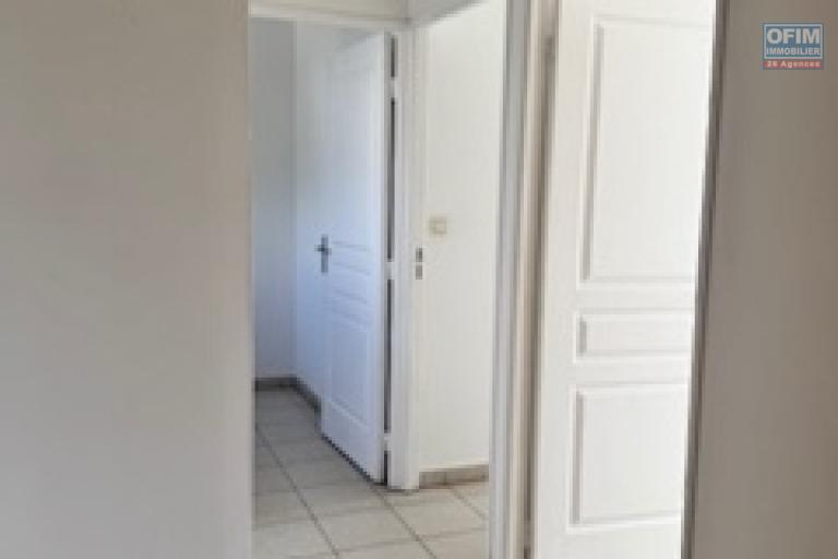 A vendre charmante villa jumelée sur la résidence LES JARDINS DES HIRONDELLES de type F4 sur deux niveaux à Sainte Clotilde La Bretagne.