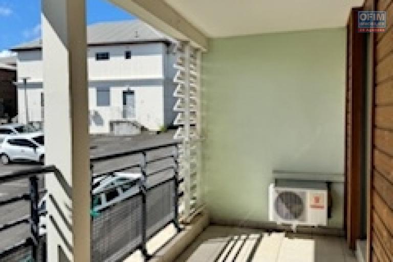 A vendre charmante villa jumelée sur la résidence LES JARDINS DES HIRONDELLES de type F4 sur deux niveaux à Sainte Clotilde La Bretagne.