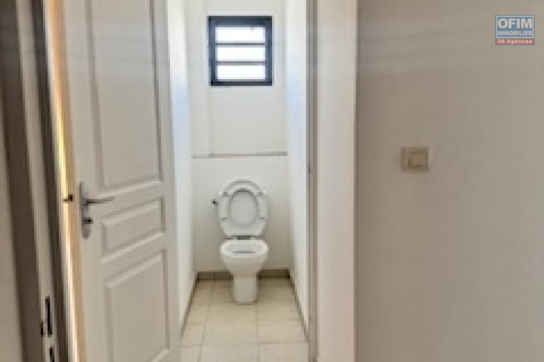 A vendre charmante villa jumelée sur la résidence LES JARDINS DES HIRONDELLES de type F4 sur deux niveaux à Sainte Clotilde La Bretagne.