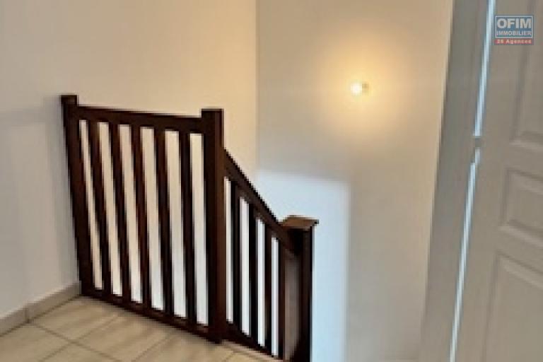 A vendre charmante villa jumelée sur la résidence LES JARDINS DES HIRONDELLES de type F4 sur deux niveaux à Sainte Clotilde La Bretagne.