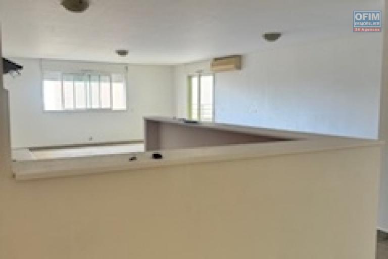 A vendre bel appartement de type F3 très spacieux , lumineux sur la résidence LA GOELETTE à Sainte Clotilde.
