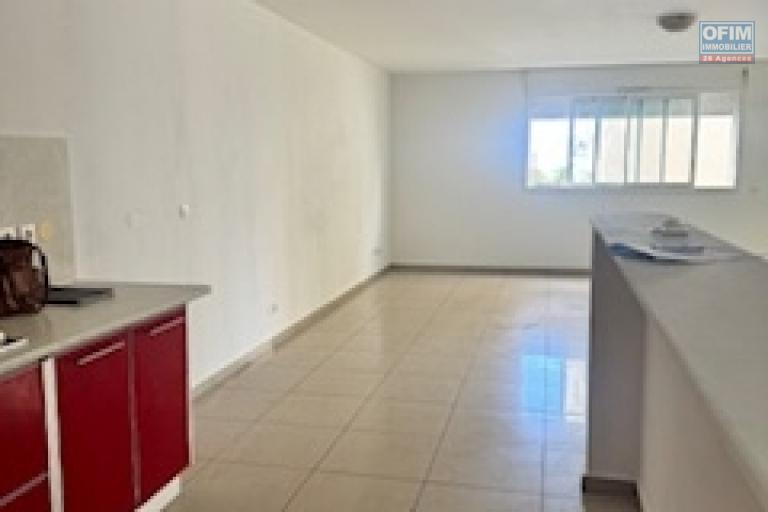 A vendre bel appartement de type F3 très spacieux , lumineux sur la résidence LA GOELETTE à Sainte Clotilde.