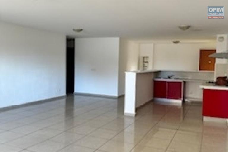 A vendre bel appartement de type F3 très spacieux , lumineux sur la résidence LA GOELETTE à Sainte Clotilde.