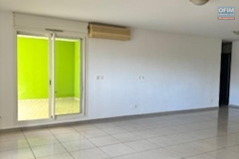 A vendre bel appartement de type F3 très spacieux , lumineux sur la résidence LA GOELETTE à Sainte Clotilde.