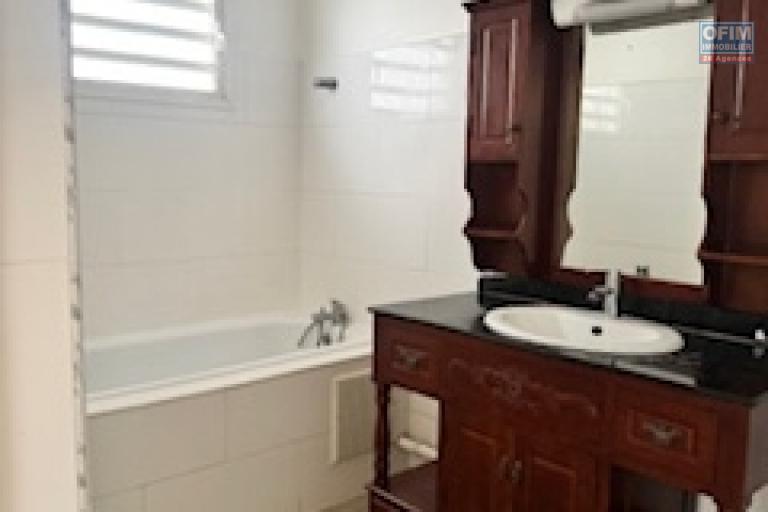 A vendre bel appartement de type F3 très spacieux , lumineux sur la résidence LA GOELETTE à Sainte Clotilde.