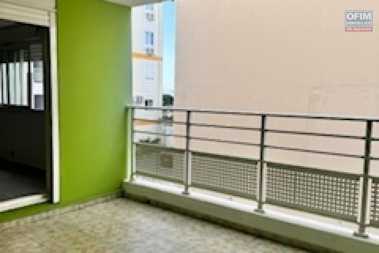 A vendre bel appartement de type F3 très spacieux , lumineux sur la résidence LA GOELETTE à Sainte Clotilde.