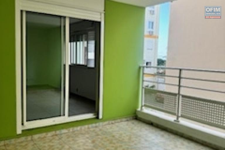 A vendre bel appartement de type F3 très spacieux , lumineux sur la résidence LA GOELETTE à Sainte Clotilde.