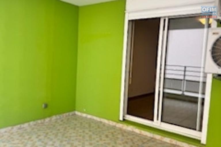 A vendre bel appartement de type F3 très spacieux , lumineux sur la résidence LA GOELETTE à Sainte Clotilde.