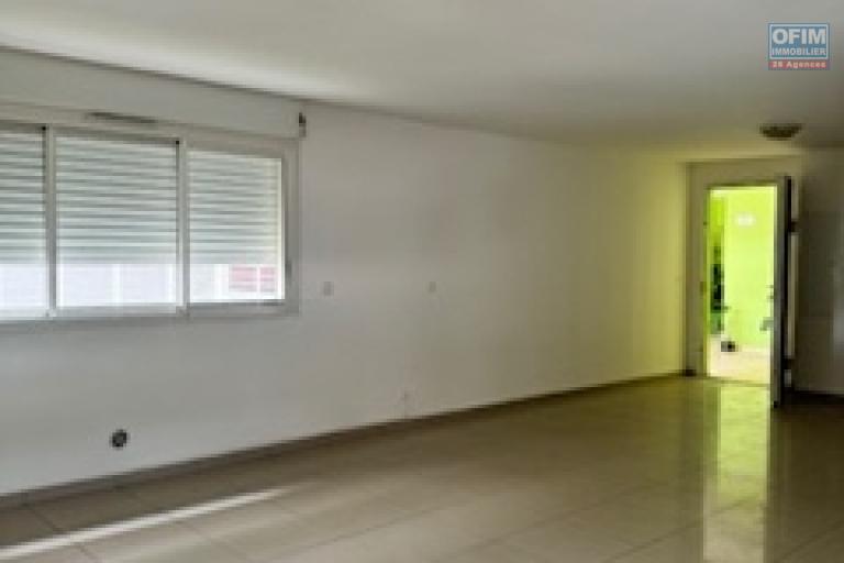 A vendre bel appartement de type F3 en rez de jardin, lumineux, spacieux sur la résidence LA GOELETTE à Sainte Clotilde.