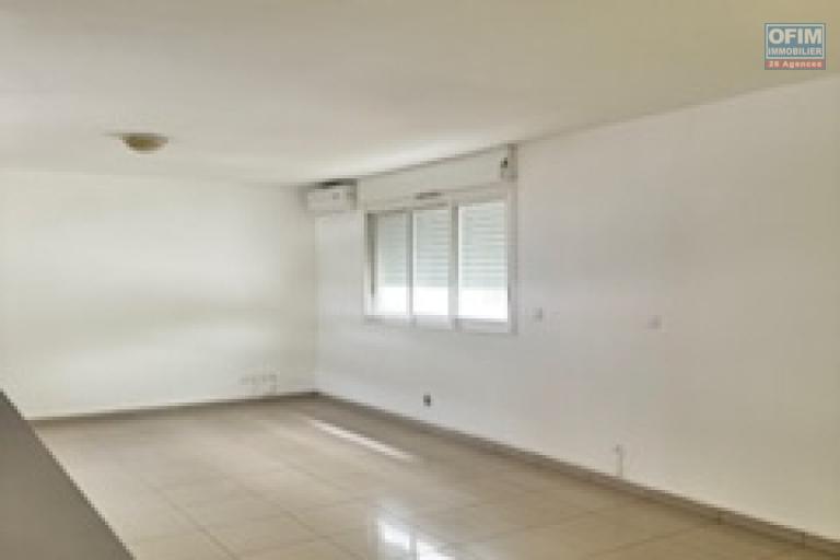 A vendre bel appartement de type F3 en rez de jardin, lumineux, spacieux sur la résidence LA GOELETTE à Sainte Clotilde.