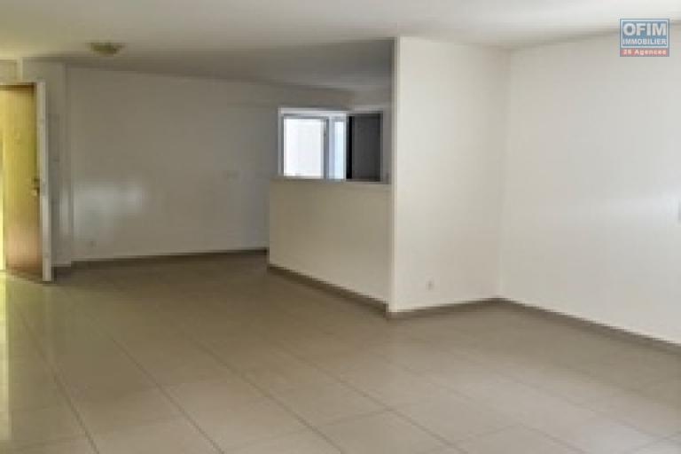 A vendre bel appartement de type F3 en rez de jardin, lumineux, spacieux sur la résidence LA GOELETTE à Sainte Clotilde.