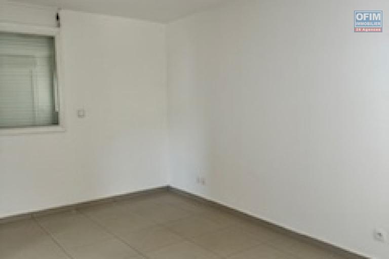A vendre bel appartement de type F3 en rez de jardin, lumineux, spacieux sur la résidence LA GOELETTE à Sainte Clotilde.