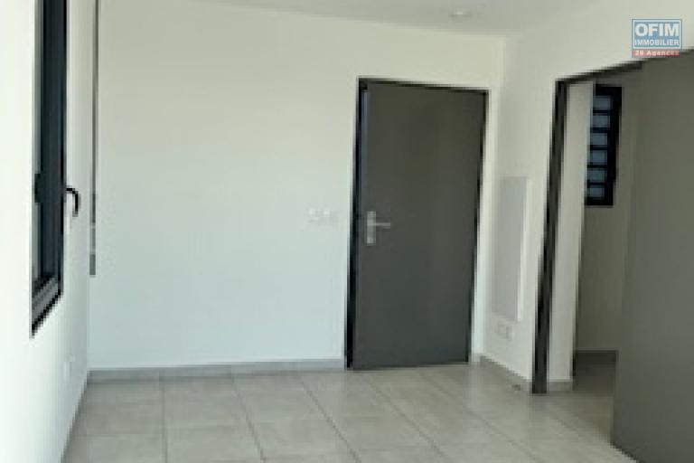 A louer bel appartement récent de type F1 sur la résidence Castel Roc Bois de Nèfles à Sainte Clotilde.