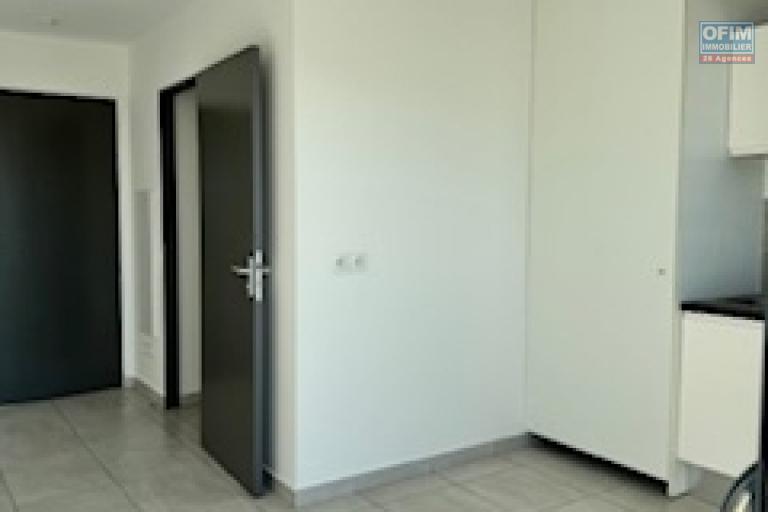 A louer bel appartement récent de type F1 sur la résidence Castel Roc Bois de Nèfles à Sainte Clotilde.