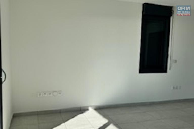 A louer bel appartement récent de type F1 sur la résidence Castel Roc Bois de Nèfles à Sainte Clotilde.