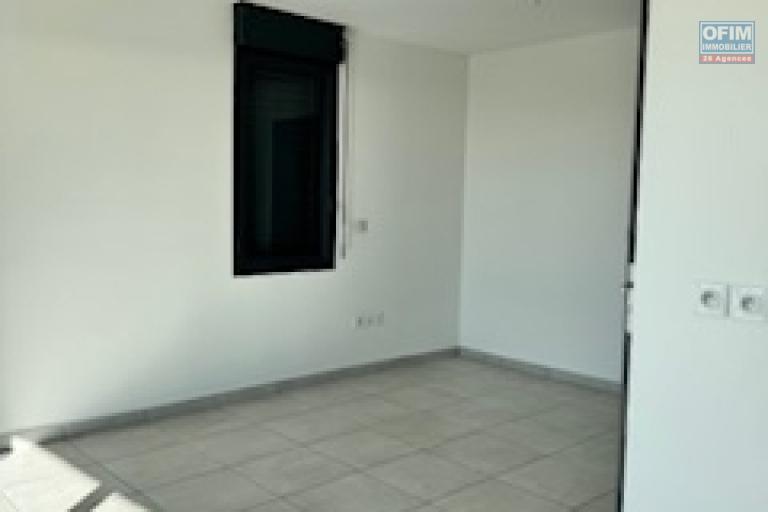 A louer bel appartement récent de type F1 sur la résidence Castel Roc Bois de Nèfles à Sainte Clotilde.