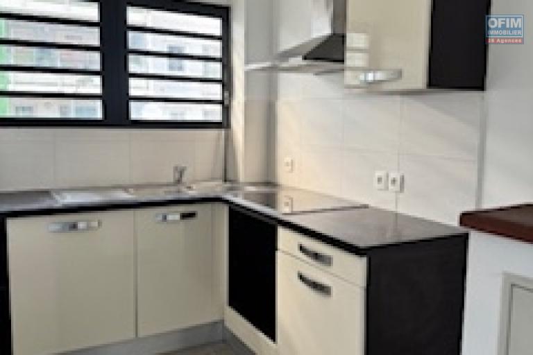 A louer ce jolie appartement de type F2 sur la résidence RAISSA sur les bas de la route BOIS DE NEFLES à Sainte Clotilde.