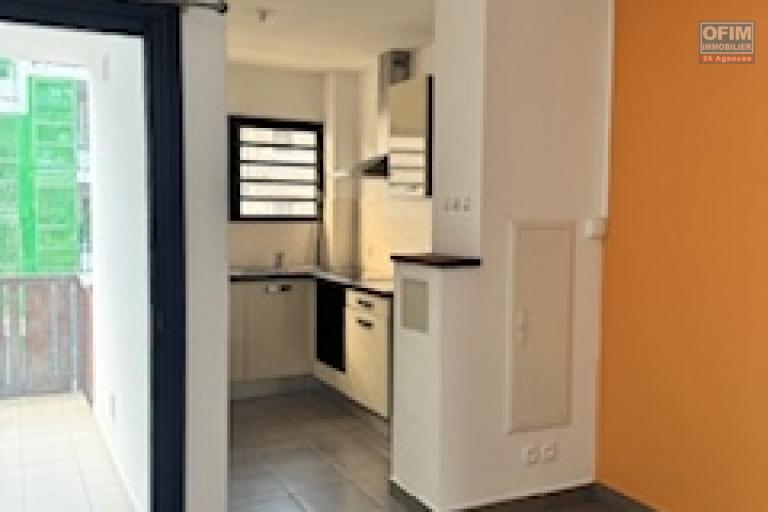 A louer ce jolie appartement de type F2 sur la résidence RAISSA sur les bas de la route BOIS DE NEFLES à Sainte Clotilde.