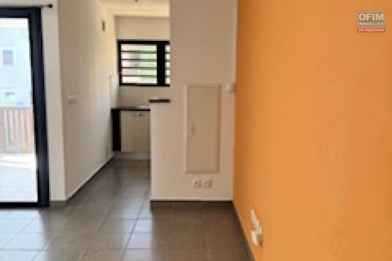 A louer ce jolie appartement de type F2 sur la résidence RAISSA sur les bas de la route BOIS DE NEFLES à Sainte Clotilde.