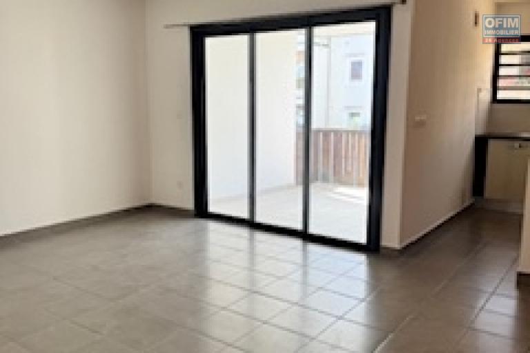 A louer ce jolie appartement de type F2 sur la résidence RAISSA sur les bas de la route BOIS DE NEFLES à Sainte Clotilde.