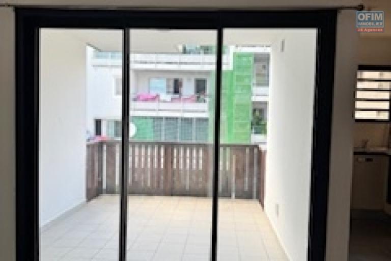 A louer ce jolie appartement de type F2 sur la résidence RAISSA sur les bas de la route BOIS DE NEFLES à Sainte Clotilde.