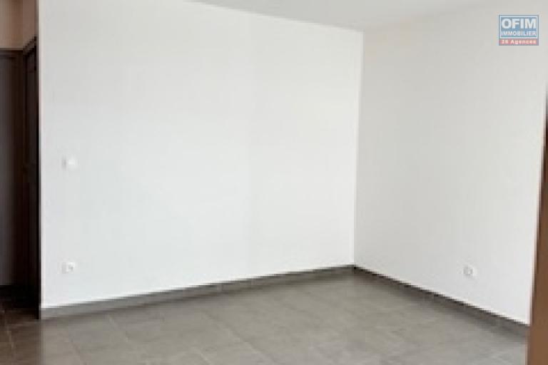 A louer ce jolie appartement de type F2 sur la résidence RAISSA sur les bas de la route BOIS DE NEFLES à Sainte Clotilde.