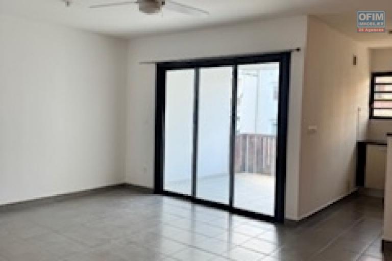 A louer ce jolie appartement de type F2 sur la résidence RAISSA sur les bas de la route BOIS DE NEFLES à Sainte Clotilde.
