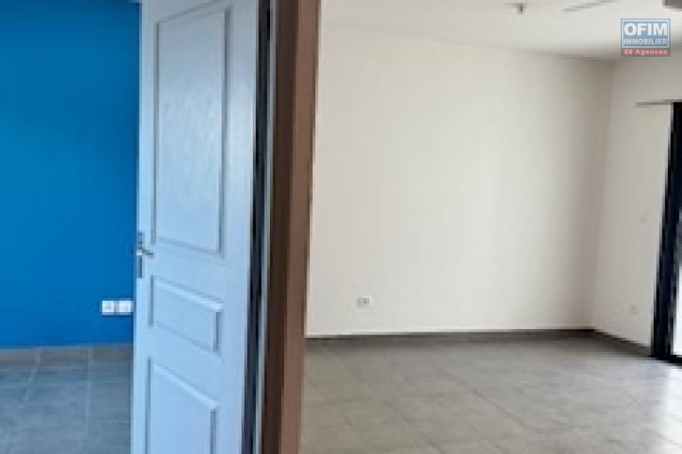 A louer ce jolie appartement de type F2 sur la résidence RAISSA sur les bas de la route BOIS DE NEFLES à Sainte Clotilde.