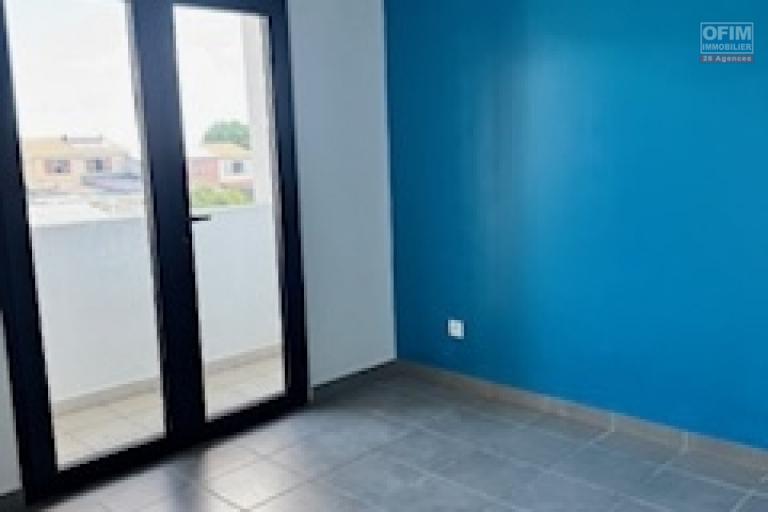 A louer ce jolie appartement de type F2 sur la résidence RAISSA sur les bas de la route BOIS DE NEFLES à Sainte Clotilde.