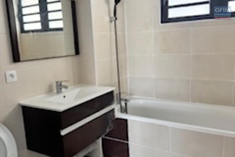 A louer ce jolie appartement de type F2 sur la résidence RAISSA sur les bas de la route BOIS DE NEFLES à Sainte Clotilde.
