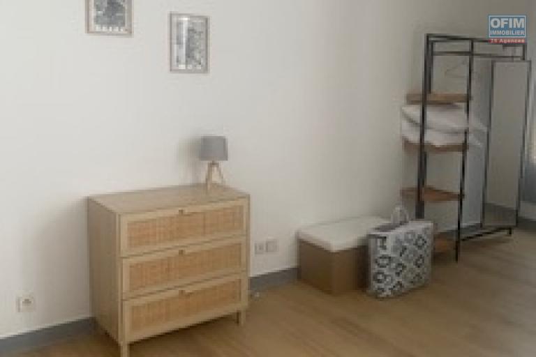 A Louer appartement de type F1 meublé résidence les jacquiers avec piscine à Sainte Clotilde