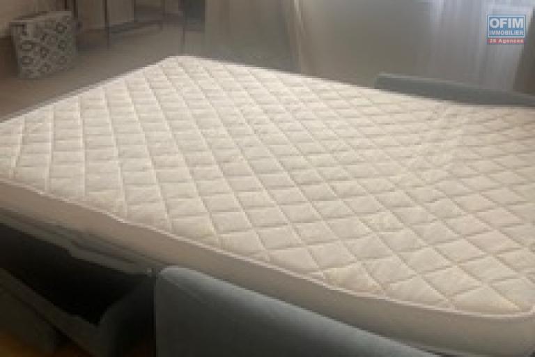 A Louer appartement de type F1 meublé résidence les jacquiers avec piscine à Sainte Clotilde