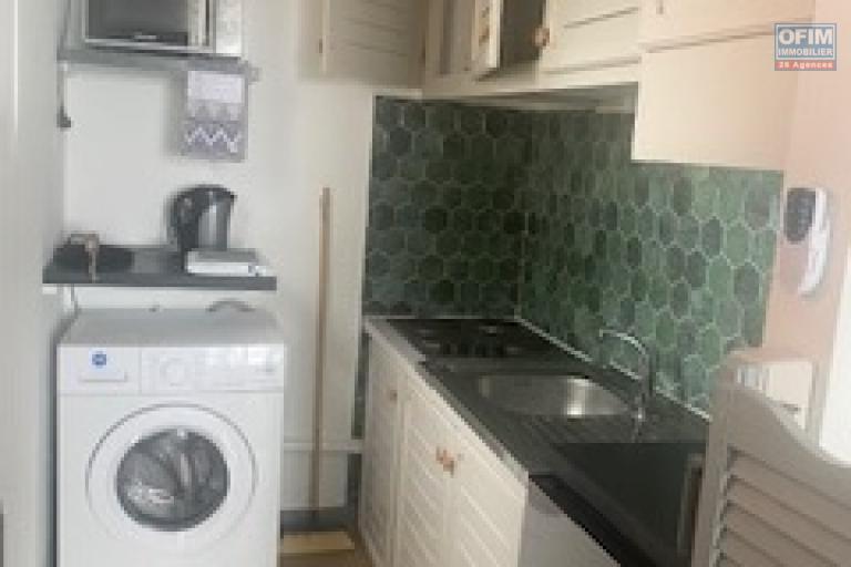 A Louer appartement de type F1 meublé résidence les jacquiers avec piscine à Sainte Clotilde