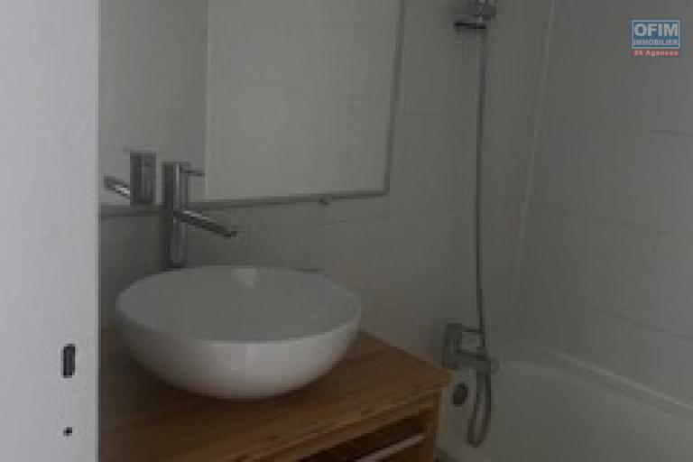 A Louer appartement de type F1 meublé résidence les jacquiers avec piscine à Sainte Clotilde