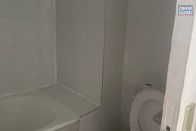 A Louer appartement de type F1 meublé résidence les jacquiers avec piscine à Sainte Clotilde