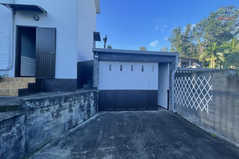 À vendre maison de type F7 - vue garage extèrieur