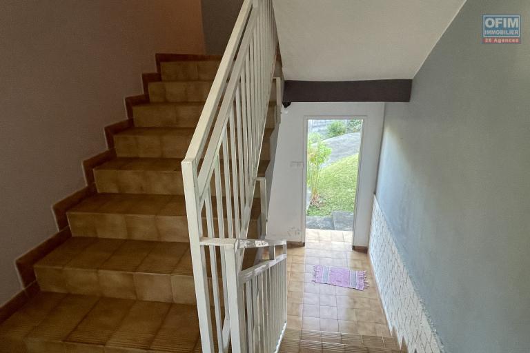 À vendre maison de type F7 - cage d'escalier