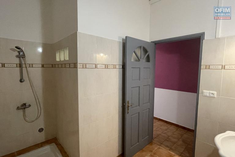 À vendre maison de type F7 - salle d'eau RDC