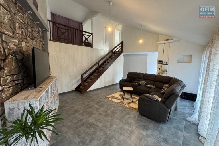 A louer magnifique villa MEUBLE de type 3/4 avec grande mezzanine au Tampon 13 éme