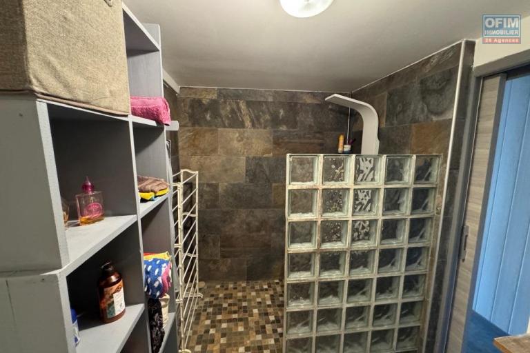 A louer magnifique villa MEUBLE de type 3/4 avec grande mezzanine au Tampon 13 éme