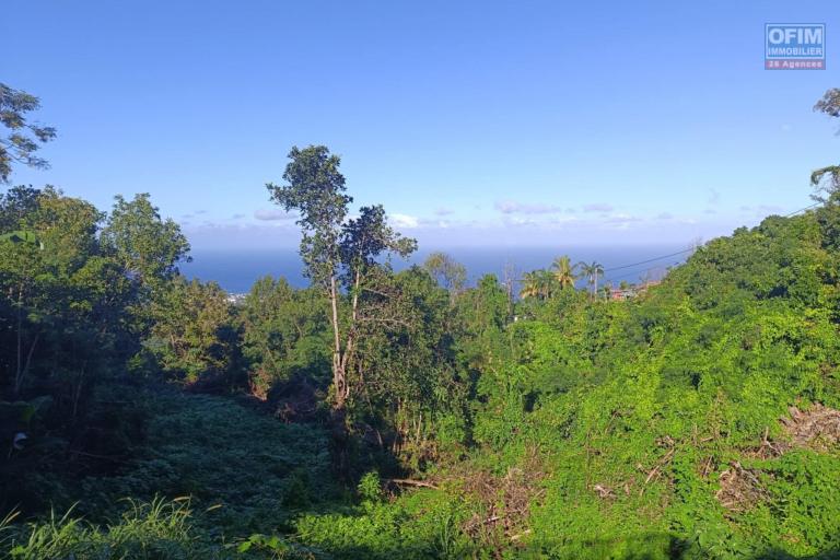 Terrain de 5462 m2 constructible aux Avirons avec une superbe vue sur le lagon