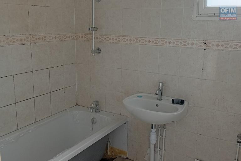 A LOUER APPARTEMENT T3 DE 78 M2 AVEC JARDIN A LA SALINE LES BAINS