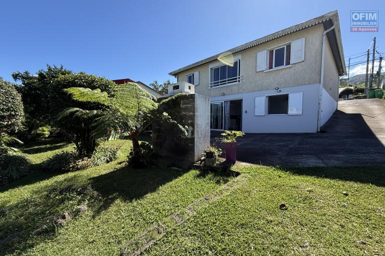 Maison en parfait état constituée de deux logements T4 + T2 implantés sur 625 m2 de terrain pleine vue mer.