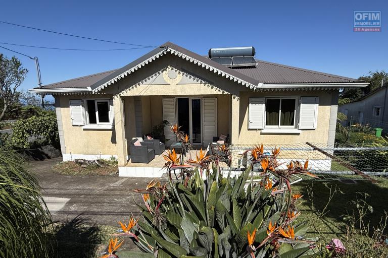 Maison en parfait état constituée de deux logements T4 + T2 implantés sur 625 m2 de terrain pleine vue mer.