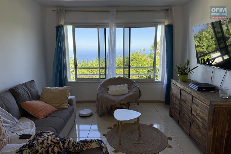 Maison en parfait état constituée de deux logements T4 + T2 implantés sur 625 m2 de terrain pleine vue mer.