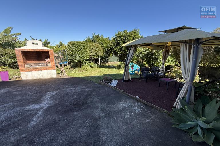 Maison en parfait état constituée de deux logements T4 + T2 implantés sur 625 m2 de terrain pleine vue mer.
