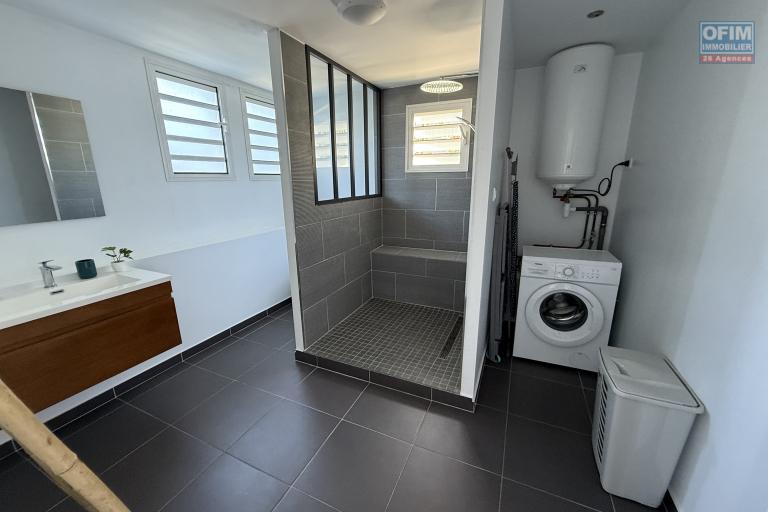 Maison en parfait état constituée de deux logements T4 + T2 implantés sur 625 m2 de terrain pleine vue mer.