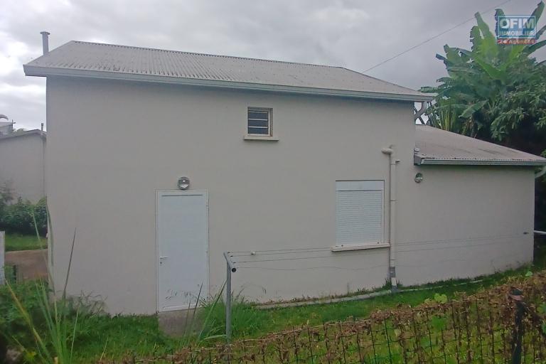 A LOUER Maison F4 de 110 m2 avec cour sur Tan Rouge à Saint-Gilles Les hauts