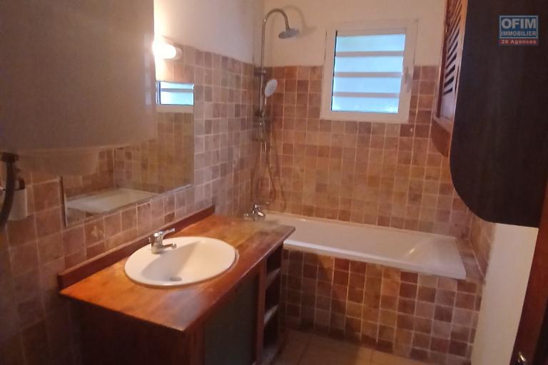 A LOUER Maison F4 de 110 m2 avec cour sur Tan Rouge à Saint-Gilles Les hauts